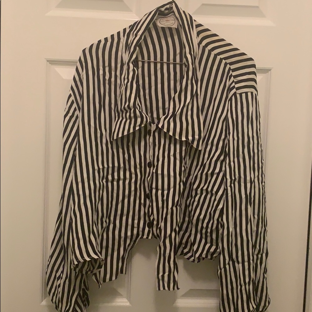 Exaggerated plunge collar tie up button down